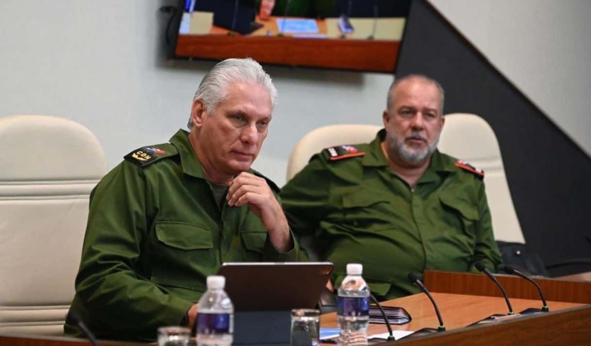 Miguel Díaz-Canel (izquierda) y el primer ministro Manuel Marrero. Foto: Foto: Presidencia