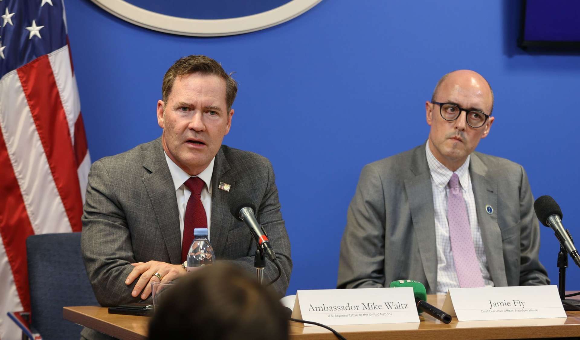 Embajador Mike Waltz (izquierda), y Jamie Fly, director ejecutivo de la ONG Freedom House. Foto: Foreign Press Center