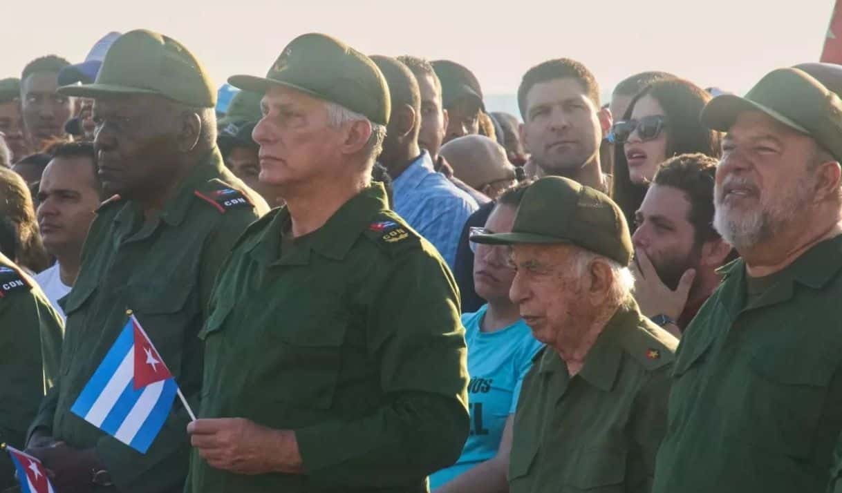 El gobernante Díaz-Canel (segundo desde la izquierda) y el nieto de Raúl Castro, Raúl Guillermo Rodríguez (en el centro al fondo), en un acto político frente a la embajada de Estados Unidos en Cuba, en mayo de 2026. (Foto: Ramon Espinosa/AP)