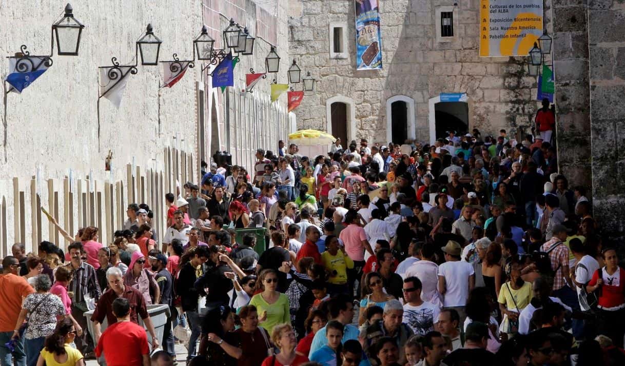 Asistentes se pasean por la Feria Internacional del Libro en el Castillo Morro en La Habana, Cuba, el miércoles 16 de febrero del 2011. (Foto AP/Franklin Reyes)