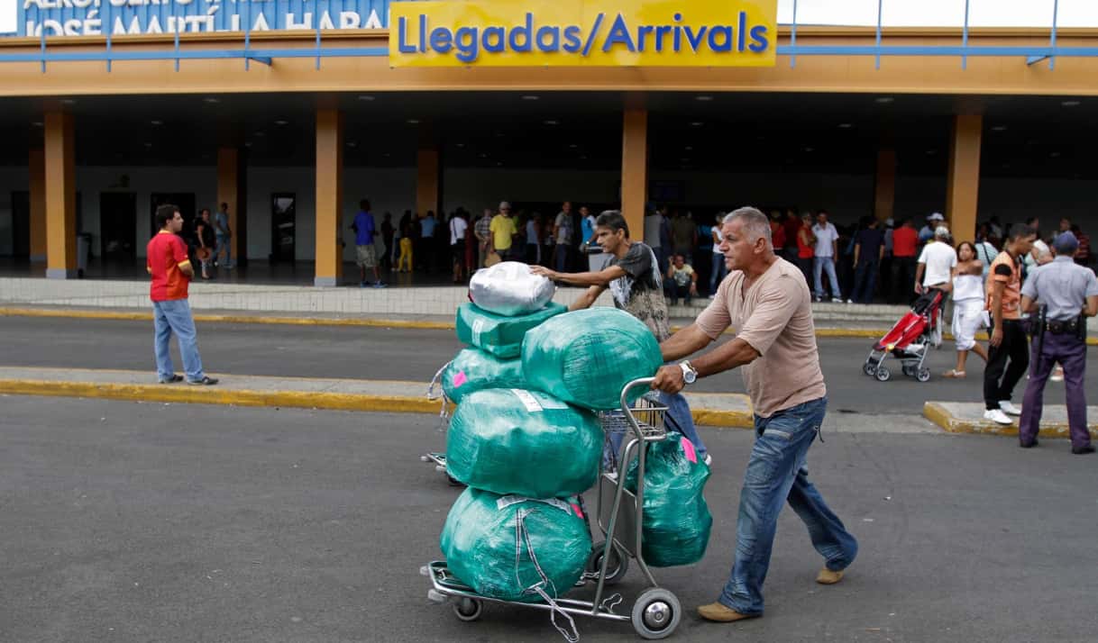 Cuba abre la puerta a importaciones comerciales por personas naturales, pero exige el pago en dólares