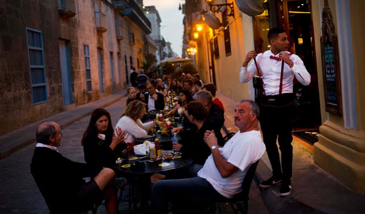 En esta imagen del 31 de enero de 2018, algunos comensales ocupan las mesas al aire libre en un restaurante privado de La Habana, Cuba. (AP Foto/Ramon Espinosa, Archivo)