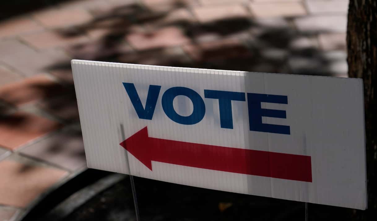 Cartel situado en el exterior de un centro para votación anticipada, el 31 de octubre de 2022, en Miami. (AP Foto/Lynne Sladky, archivo)