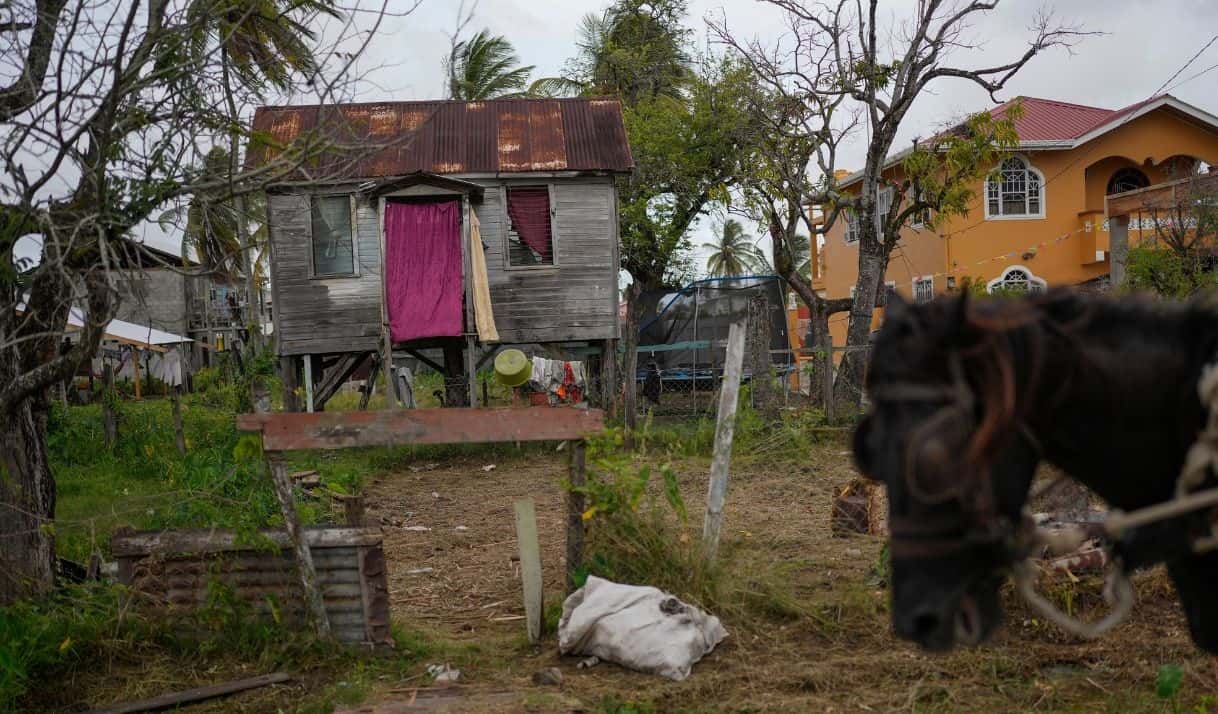 Una vivienda de madera se sostiene sobre pilotes el sábado 15 de abril de 2023 en Ann's Grove, una de las comunidades más pobres de Guyana. (AP Foto/Matías Delacroix)