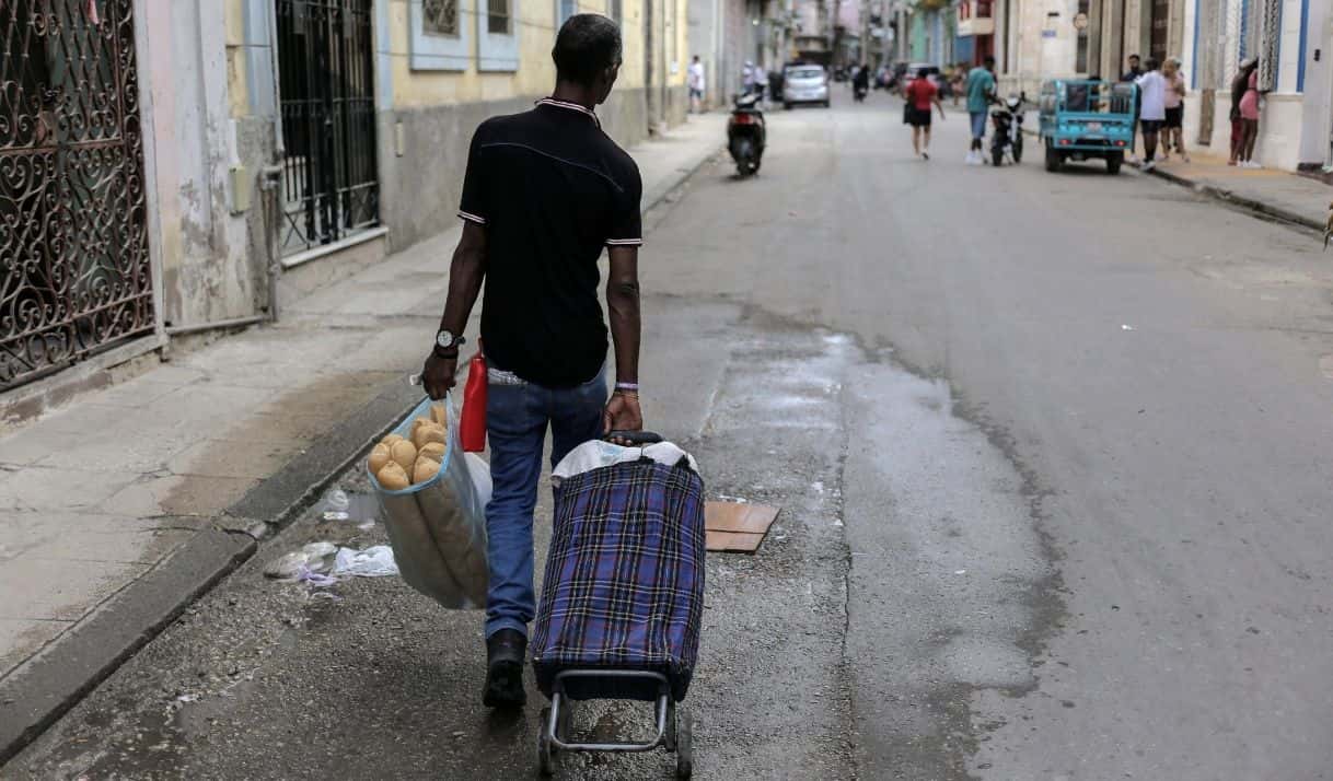 Un hombre lleva un carro de la compra con una bolsa llena de pan, en La Habana, Cuba, el lunes 11 de marzo de 2024. (AP Foto/Ariel Ley)