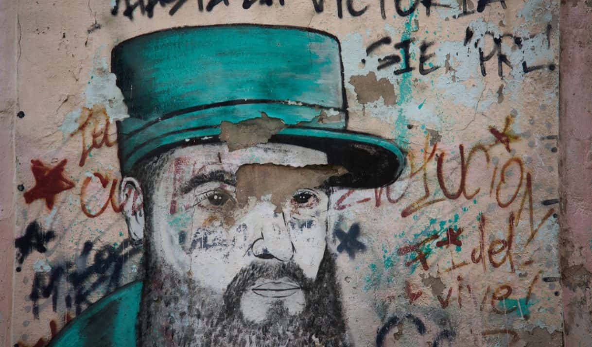 Un mural descascarado de Fidel Castro cubre una pared en La Habana, Cuba, el miércoles 12 de agosto de 2026. (AP Foto/Ramón Espinosa)