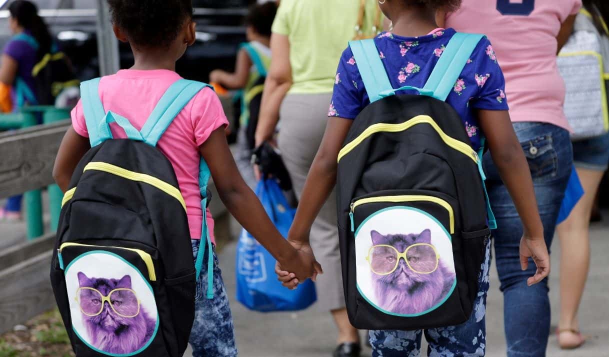 En esta imagen del 15 de agosto del 2015, dos estudiantes van a la escuela en Miami. (AP Foto/Lynne Sladky, Archivo)