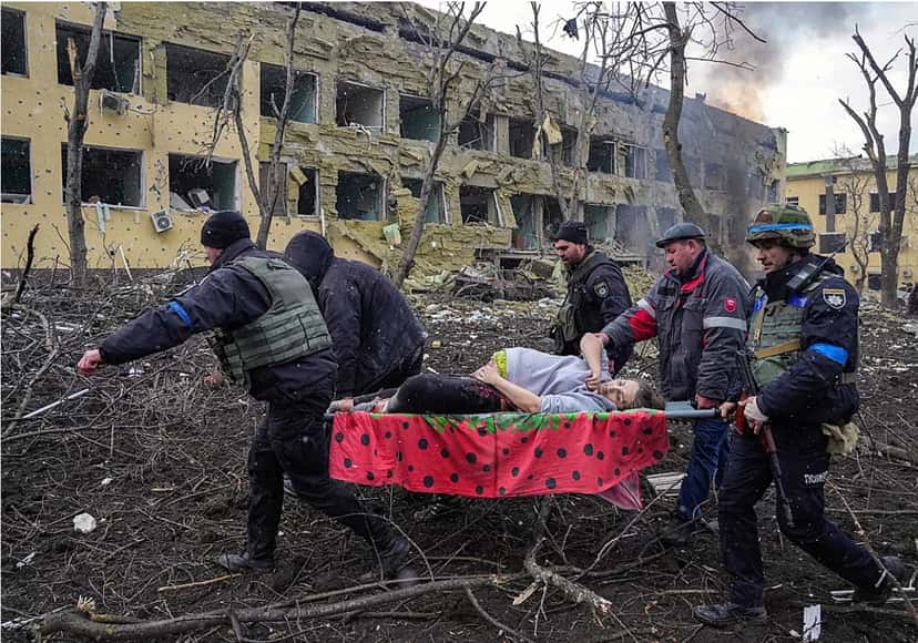 En esta imagen de archivo, Iryna Kalinina, una embarazada herida de 32 años es transportada desde una maternidad dañada por un ataque aéreo ruso en Mariúpol, Ucrania, el 9 de marzo de 2022. El fotógrafo de The Associated Press Evgeniy Maloletka ganó el World Press Photo a la imagen del año el 20 de abril de 2023 por esta instantánea. (AP Foto/Evgeniy Maloletka, archivo)